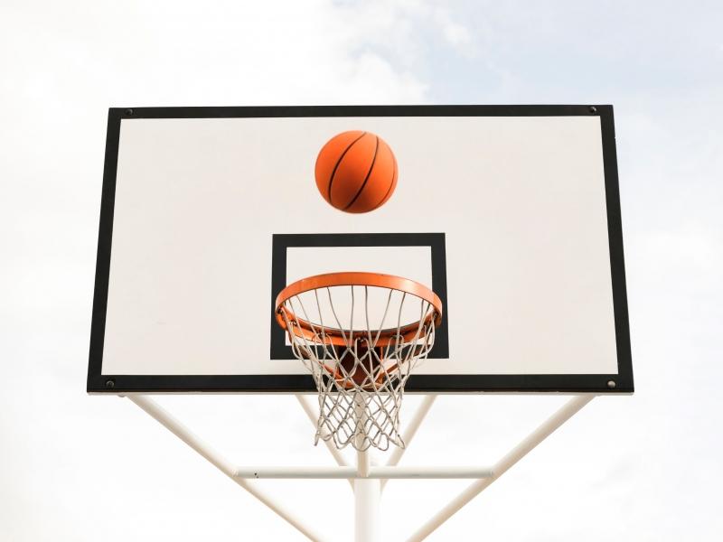 angolo-basso-del-canestro-da-basket.jpg