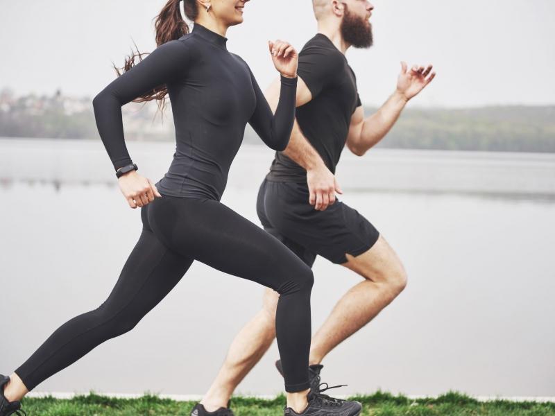 coppia-fare-jogging-e-correre-all-aperto-nel-parco-vicino-all-acqua-giovane-uomo-e-donna-barbuti-che-si-esercitano-insieme-nella-mattina.jpg